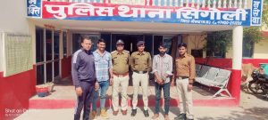 जिला पुलिस अधीक्षक सुरजकुमार वर्मा के निर्देशन,अतिरिक्त पुलिस अधीक्षक सुन्दरसिंह कनेष एवं अनुविभागीय अधिकारी जावद रामतिलक मालवीय के मार्गदर्शन में तथा थाना प्रभारी सिंगोली निरीक्षक कैलाशचन्द चैहान के नेतृत्व में सिंगोली पुलिस टीम द्वारा अवैध मादक पदार्थ की तस्करी एवं नशे के विरूद्ध चलाये जा रहे अभियान के अंतर्गत 65 किलोग्राम अवैध मादक पदार्थ डोडाचूरा जब्त करने व एक तस्कर को गिरफ्तार करने में महत्वपूर्ण सफलता प्राप्त की।प्राप्त जानकारी के मुताबिक दिनांक 23.02.2023 को नाकाबंदी व चैकिंग के दौरान घटना स्थल तिलस्वां घाट तिसरा आटा (मोड़) सिंगोली कास्यां रोड़ से एनडीपीएस एक्ट के समस्त आज्ञापक प्रावधानों का पालन सुनिश्चित करते हुए आरोपी करण पिता हेमराज जाति रेबारी उम्र 24 साल निवासी ग्राम मालियों की बाडी,रेबारीयों की ढाण किशनगढ़,थाना मालियों की बाडी,जिला अजमेर राजस्थान के कब्जे वाली सफेद रंग की मारूति स्वीफ्ट कार वाहन क्रमांक आरजे 37 सीए 0725 में से 03 काले रंग के प्लास्टिक के कट्टों में भरा अवैध मादक पदार्थ अफीम डोडाचुरा छिलका कुल 65 किलोग्राम मय वाहन आदि के जब्त कर आरोपी करण रेबारी को गिरफ्तार किया गया।वापसी पर आरोपी करण रेबारी के विरूद्ध थाना सिंगोली पर अपराध क्रमांक 36/2023 धारा 8/15 एनडीपीएस एक्ट का पंजीबद्ध कर विवेचना में लिया गया।पुलिस द्वारा जिन्हें जब्त किया उनमें जब्ती सामग्री 65 किलोग्राम अवैध मादक पदार्थ डोडाचुरा किमती 65 हजार रूपये मय सफेद रंग की मारूति स्वीफ्ट कार नम्बर आरजे 37 सीए 0725 किमती 03 लाख रूपये कुल किमती 03 लाख 65 हजार रूपये।