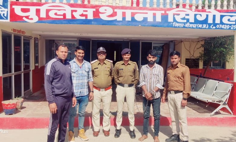 जिला पुलिस अधीक्षक सुरजकुमार वर्मा के निर्देशन,अतिरिक्त पुलिस अधीक्षक सुन्दरसिंह कनेष एवं अनुविभागीय अधिकारी जावद रामतिलक मालवीय के मार्गदर्शन में तथा थाना प्रभारी सिंगोली निरीक्षक कैलाशचन्द चैहान के नेतृत्व में सिंगोली पुलिस टीम द्वारा अवैध मादक पदार्थ की तस्करी एवं नशे के विरूद्ध चलाये जा रहे अभियान के अंतर्गत 65 किलोग्राम अवैध मादक पदार्थ डोडाचूरा जब्त करने व एक तस्कर को गिरफ्तार करने में महत्वपूर्ण सफलता प्राप्त की।प्राप्त जानकारी के मुताबिक दिनांक 23.02.2023 को नाकाबंदी व चैकिंग के दौरान घटना स्थल तिलस्वां घाट तिसरा आटा (मोड़) सिंगोली कास्यां रोड़ से एनडीपीएस एक्ट के समस्त आज्ञापक प्रावधानों का पालन सुनिश्चित करते हुए आरोपी करण पिता हेमराज जाति रेबारी उम्र 24 साल निवासी ग्राम मालियों की बाडी,रेबारीयों की ढाण किशनगढ़,थाना मालियों की बाडी,जिला अजमेर राजस्थान के कब्जे वाली सफेद रंग की मारूति स्वीफ्ट कार वाहन क्रमांक आरजे 37 सीए 0725 में से 03 काले रंग के प्लास्टिक के कट्टों में भरा अवैध मादक पदार्थ अफीम डोडाचुरा छिलका कुल 65 किलोग्राम मय वाहन आदि के जब्त कर आरोपी करण रेबारी को गिरफ्तार किया गया।वापसी पर आरोपी करण रेबारी के विरूद्ध थाना सिंगोली पर अपराध क्रमांक 36/2023 धारा 8/15 एनडीपीएस एक्ट का पंजीबद्ध कर विवेचना में लिया गया।पुलिस द्वारा जिन्हें जब्त किया उनमें जब्ती सामग्री 65 किलोग्राम अवैध मादक पदार्थ डोडाचुरा किमती 65 हजार रूपये मय सफेद रंग की मारूति स्वीफ्ट कार नम्बर आरजे 37 सीए 0725 किमती 03 लाख रूपये कुल किमती 03 लाख 65 हजार रूपये।